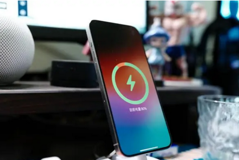肃南苹果15换屏服务分享用什么充电器给iPhone15充电更好 